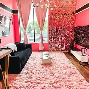  Holiday home Dolly's Glam Getaway - Glittering Gem Near Broadway United States