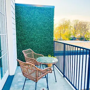  Holiday home Dreaming With Dolly - Luxe Near Broadway United States